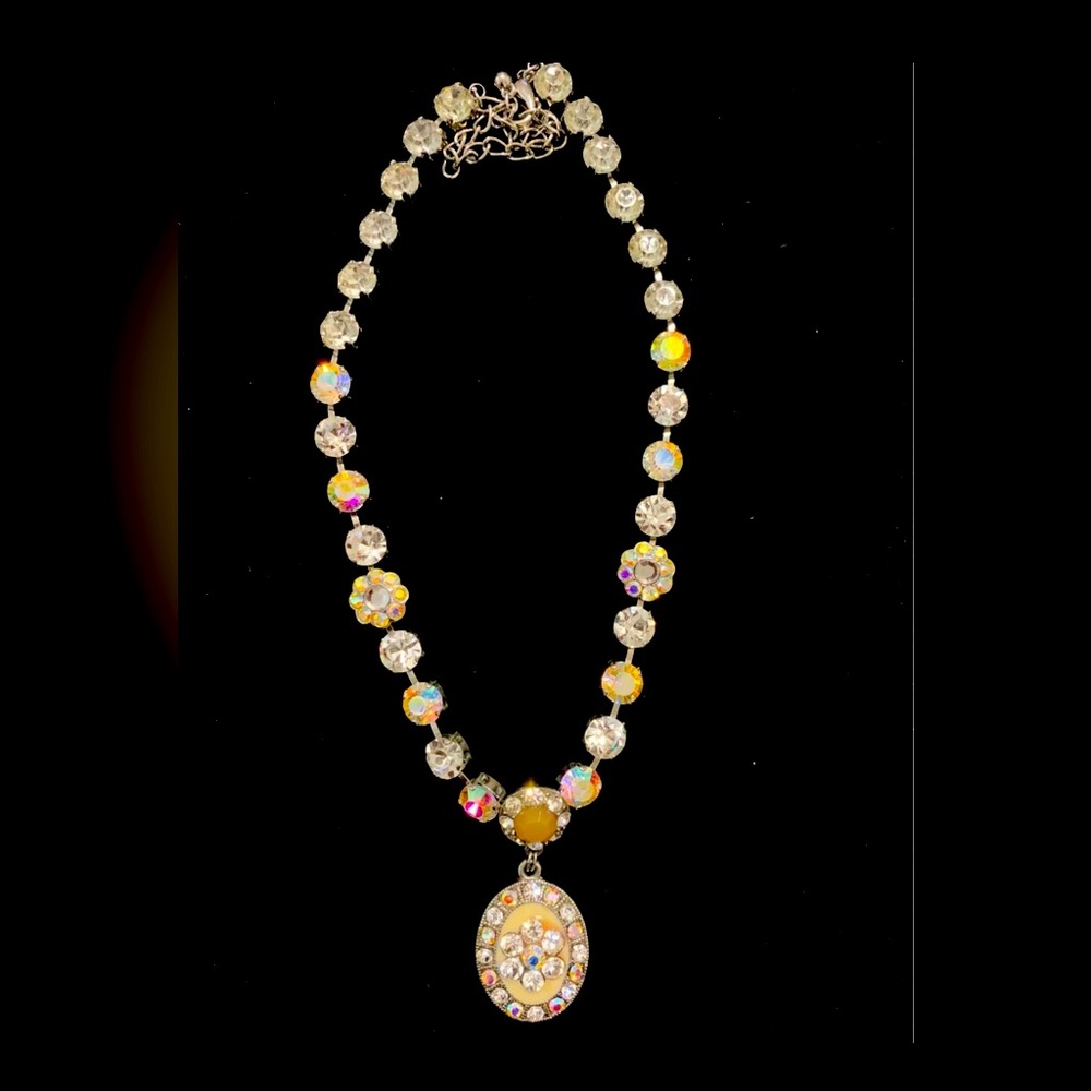 ($10) Boutique White & Silver Fashion Necklace